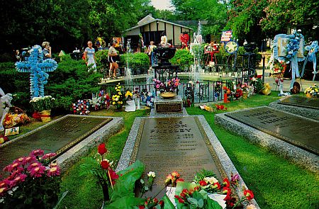 Postcard showing the final resting place of Elvis at Graceland.